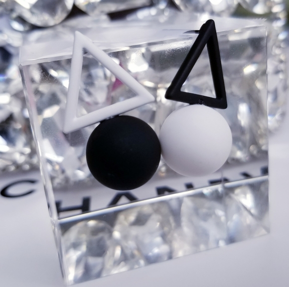 Color Blocked Triangle Geometric Earrings - Picture 2 of 3